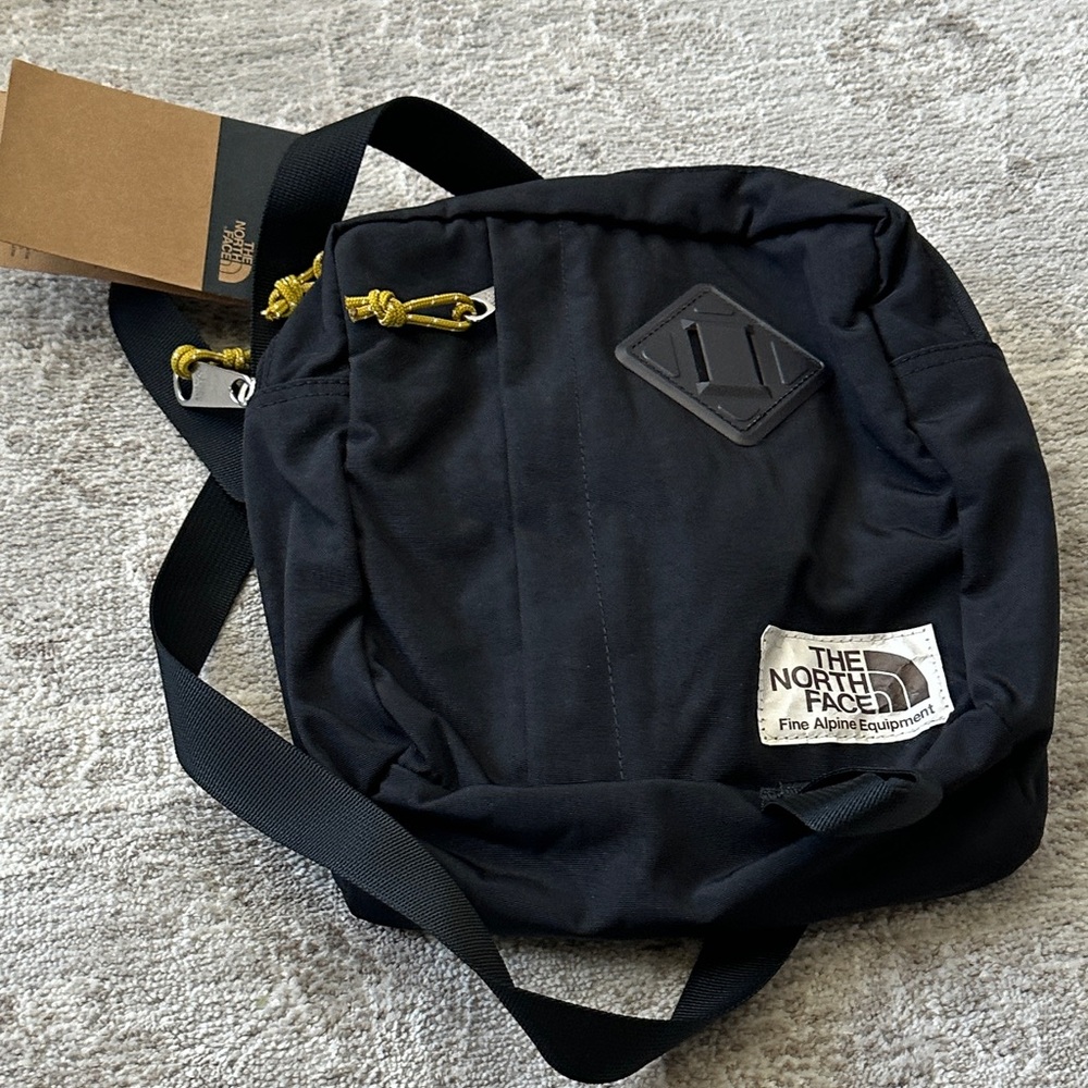 The North Face Black Berkeley Crossbody Bag. NWT’s. - Picture 3 of 10